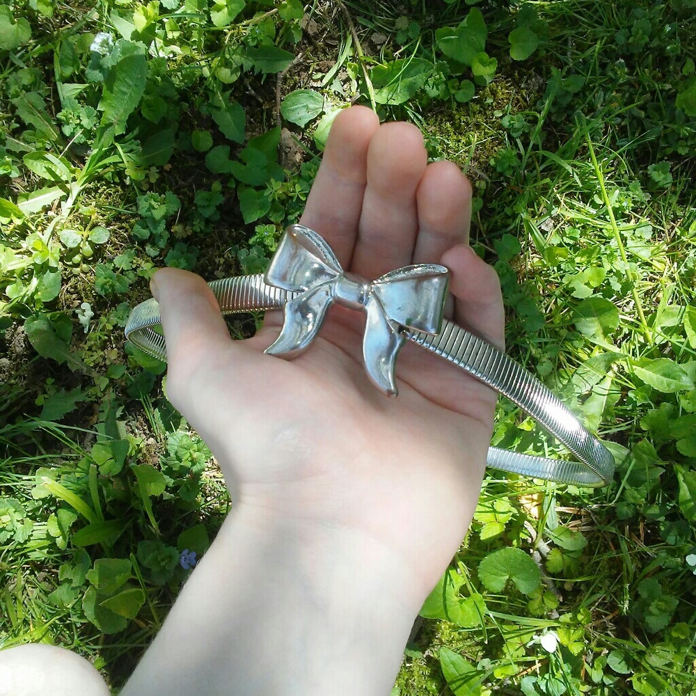 Metal belt with bow